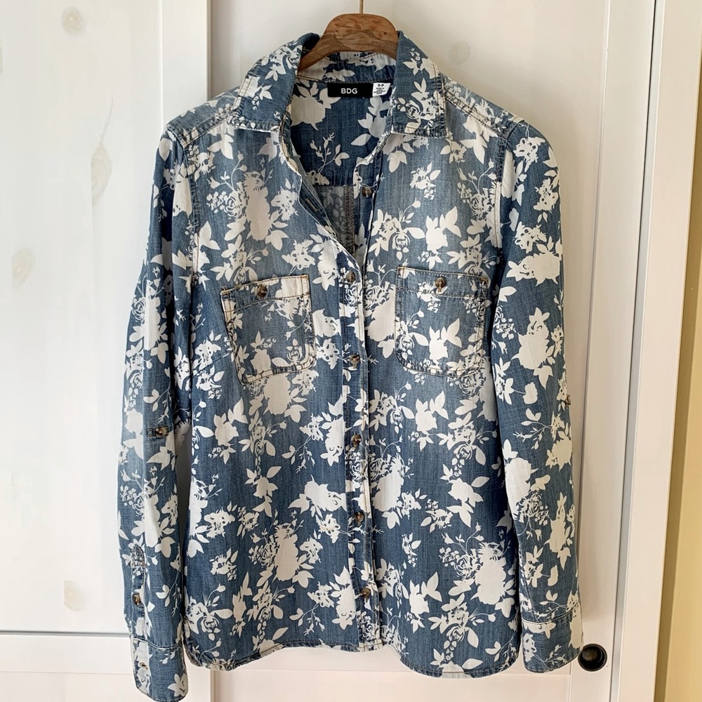 Chambray Jean Top w White Flowered Pattern